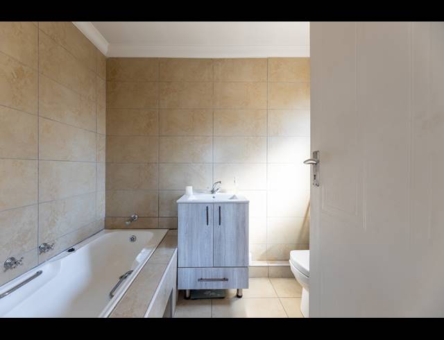 2 BEDROOM TOWNHOUSE FOR SALE IN LONEHILL